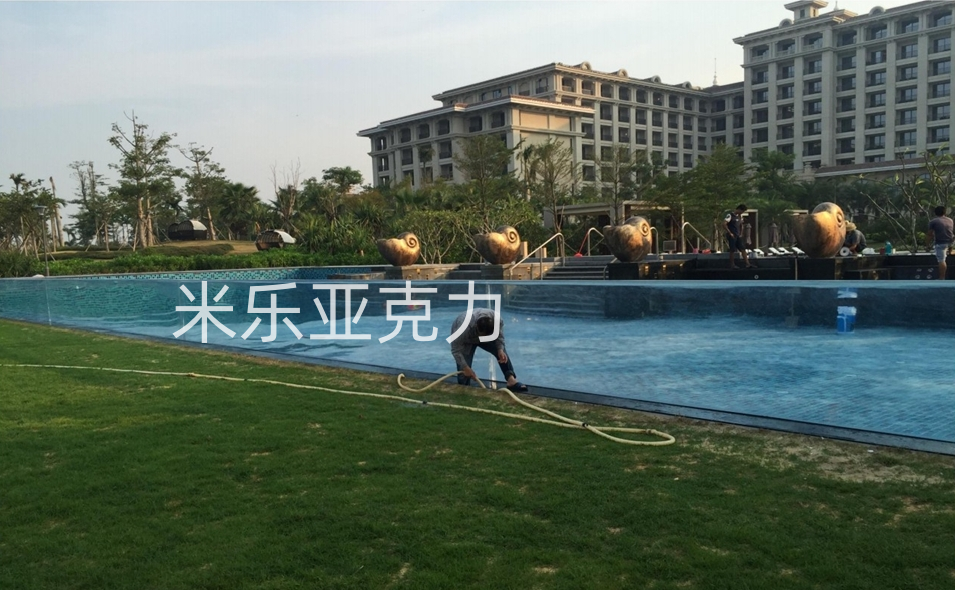 <b>亞克力游泳池深度多少合適？實用性安全性是關(guān)鍵</b>
